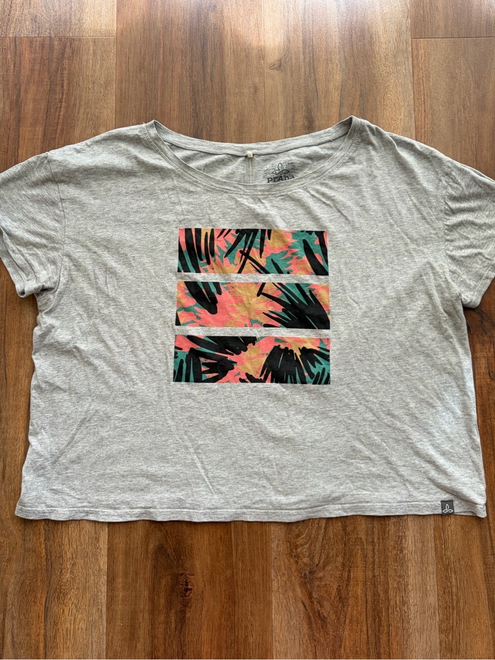 prAna Graphic Tee Women’s Grey Short Sleeve T-Shirt Tropical Print Casual Boho - Picture 2 of 7